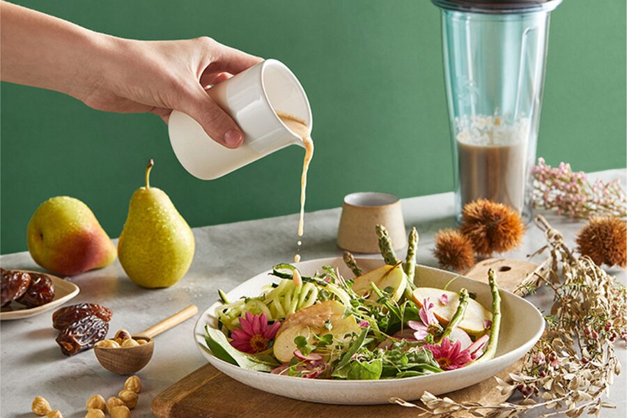 vinagreta de pera y avellana, servido en una ensalada