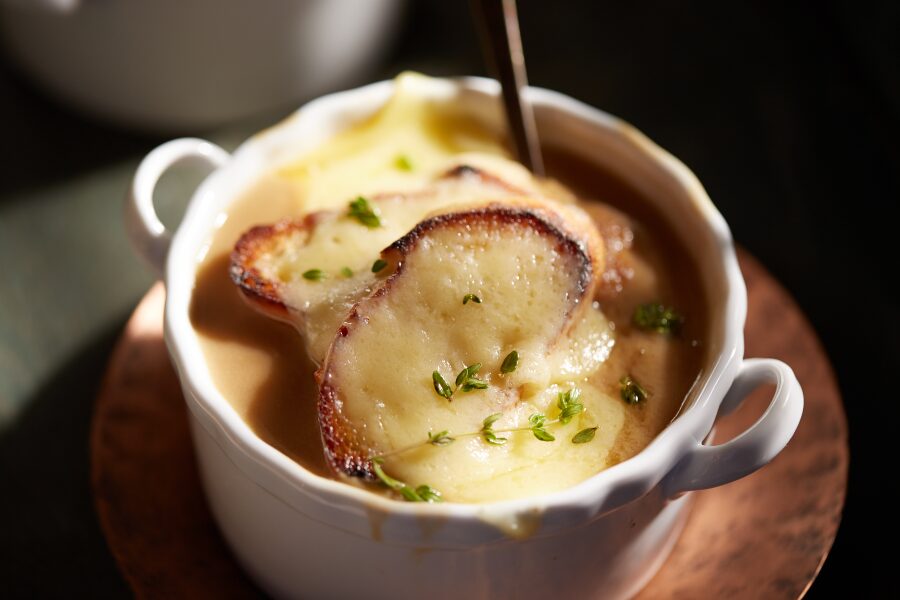 sopa de cebolla servida en un cuenco con pan