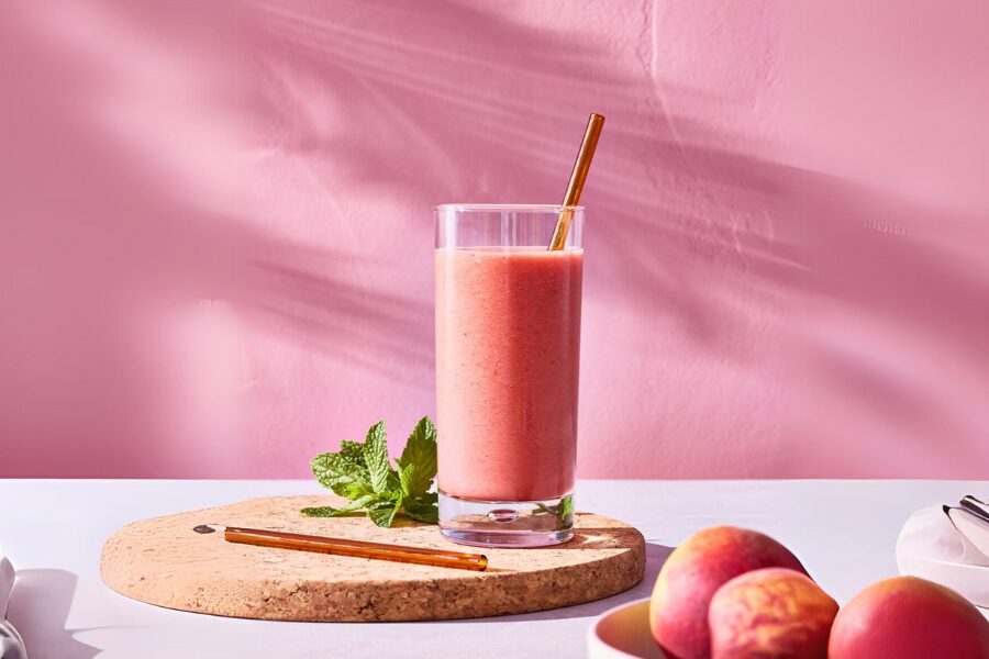 batido de sandía y melocotón con pajita, listo para consumir