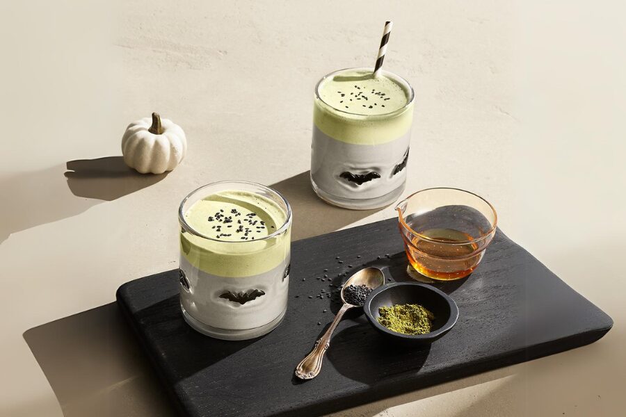 Latte de sésamo preto servido com espuma de matcha