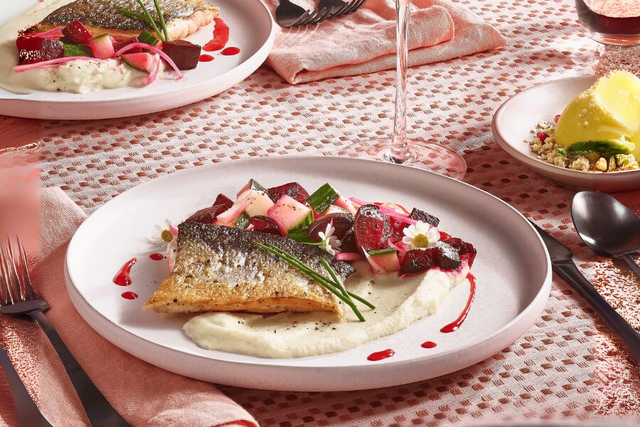 puré de coliflor y chirivía servido como base para un plato de pescado