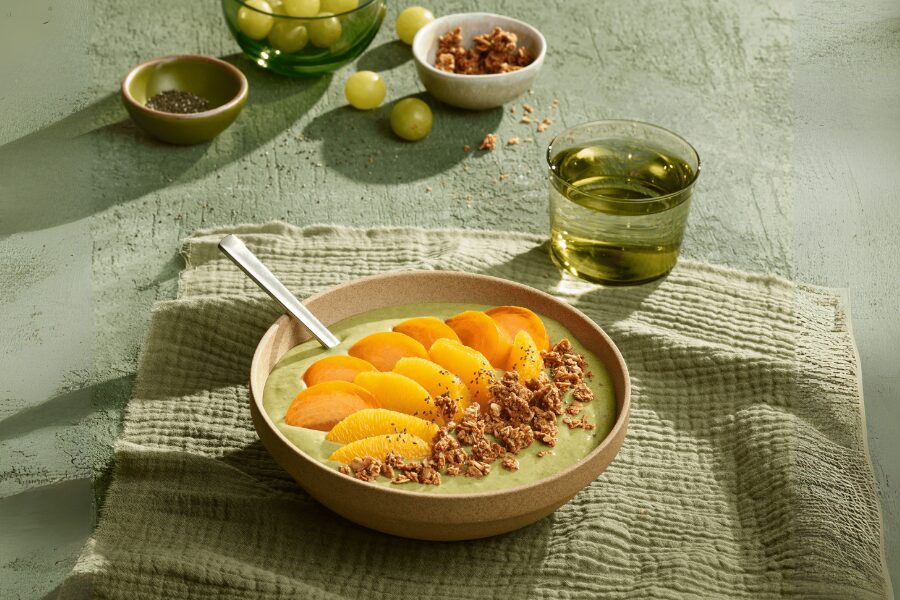 smoothie bowl de manzana y kale, servido con granola